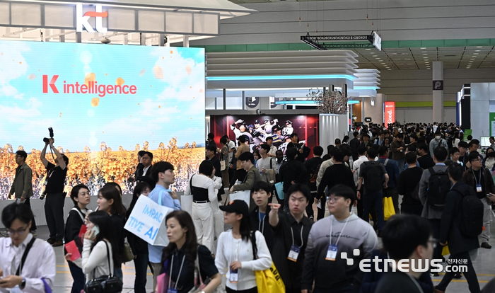 국내 최고 정보통신기술(ICT) 축제 '월드IT쇼(WIS) 2025가 24일 서울 강남구 코엑스에서 열렸다. 전시장이 참관객으로 북적이고 있다. 이동근기자 foto@etnews.com