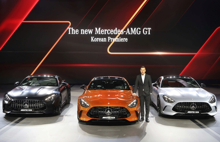 마티아스 바이틀 메르세데스-벤츠코리아 대표와 메르세데스-AMG GT.