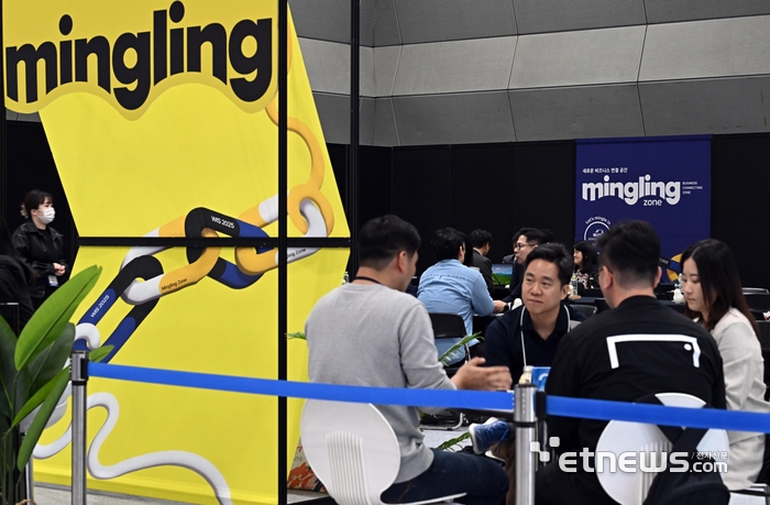 국내 최고 정보통신기술(ICT) 축제 월드IT쇼(WIS) 2025가 24일 서울 강남구 코엑스에서 열렸다. 참관객이 밍글링존에서 비즈니스 상담을 하고 있다. 이동근기자 foto@etnews.com