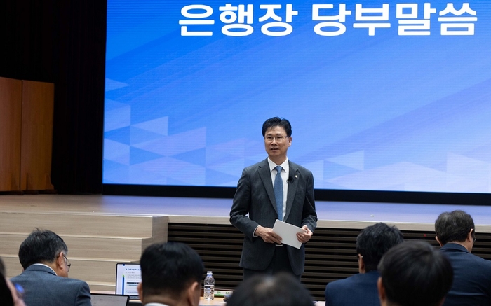 지난 21일 서울 서대문구 NH농협은행 본사에서 진행한 경영성과분석회의에서 강태영 은행장(가운데)이 임직원들에게 당부사항을 전달하고 있다.