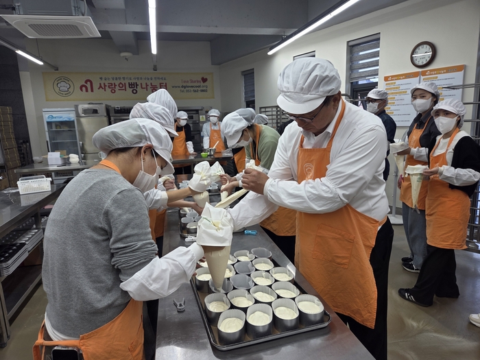 DIP 임직원들이 사랑의 빵을 직접 만들고 있다.