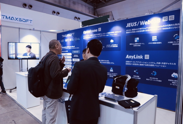 티맥스소프트가 '재팬 IT 위크 2025'에서 운영한 전시회 부스 전경.