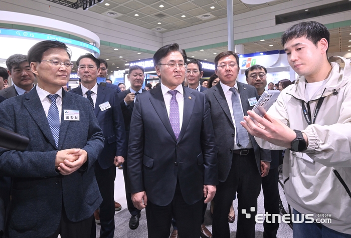 [포토] 갤럭시 S25 AI 기능 설명 듣는 유상임 장관