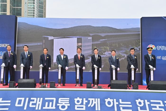 오세현 아산시장, 한문희 코레일 사장, 김태흠 충남도지사, 원종철 코레일 디지털융합본부장(왼쪽 네번째부터) 등 150여명이 참석한 가운데 철도 IT센터 착공식이 열렸다.