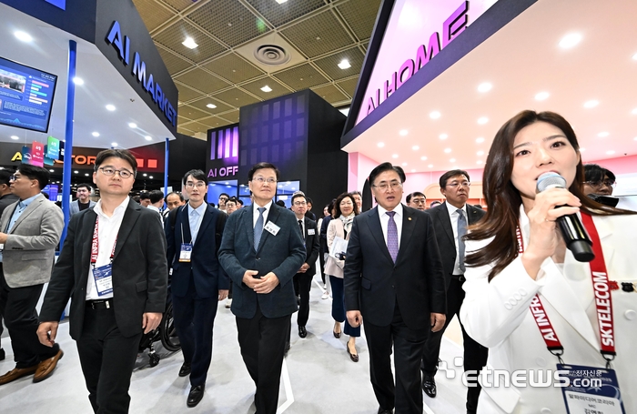 [포토] SKT 부스 둘러보는 유상임-최양희