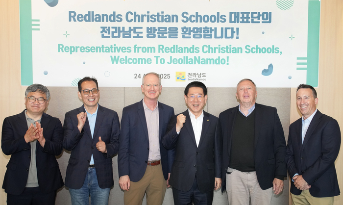 김영록 전라남도지사가 24일 영암현대호텔바이라한에서 솔라시도 외국교육기관 설립 현장 답사를 위해 방문한 토드매트슨 미국 RCS재단 이사장 등 관계자들과 기념촬영을 하고 있다.