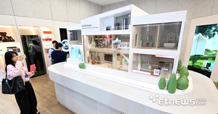 국내 최고 정보통신기술(ICT) 축제 '월드IT쇼(WIS) 2025가 24일 서울 강남구 코엑스에서 열렸다. 참관객이 LG전자의 AI홈 디오라마를 살펴보고 있다. 이동근기자 foto@etnews.com