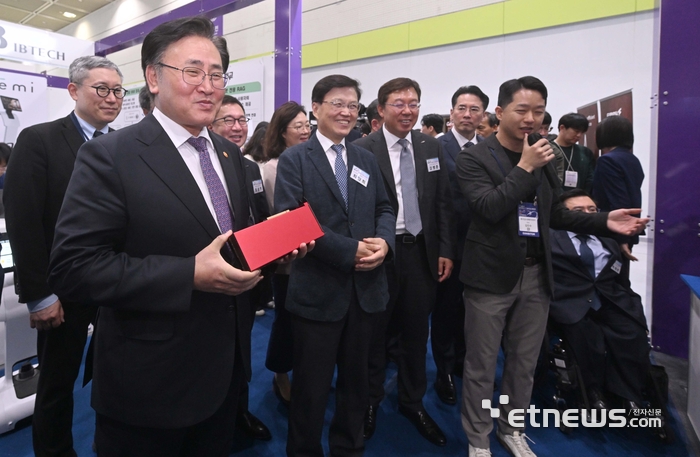 국내 최고 정보통신기술(ICT) 축제 '월드IT쇼(WIS) 2025가 24일 서울 삼성동 코엑스에서 열렸다. 유상임 과학기술정보통신부 장관(왼쪽부터), 최양희 국가과학기술자문회의 부의장, 강병준 전자신문 대표가 퓨리오사AI의 신경망처리장치(NPU) 레니게이드를 살펴보고 있다. 박지호기자 jihopress@etnews.com