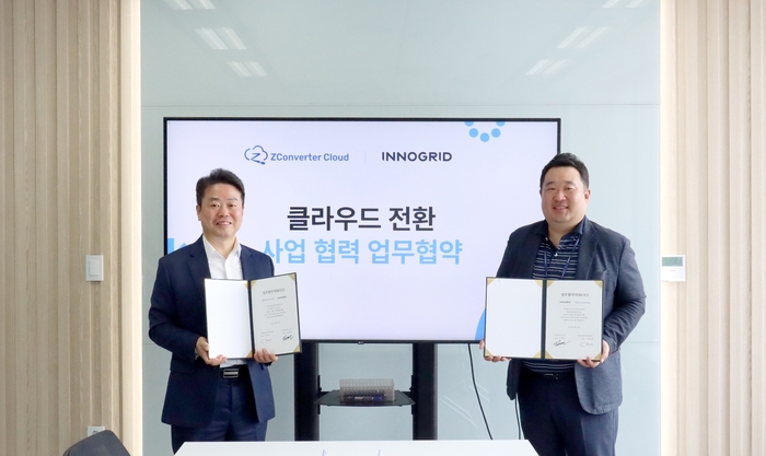 김명진 이노그리드 대표(오른쪽)와 민동준 제트컨버터클라우드 대표가 사업 공동 추진을 위한 업무협약을 체결하고 기념촬영했다. 이노그리드 제공