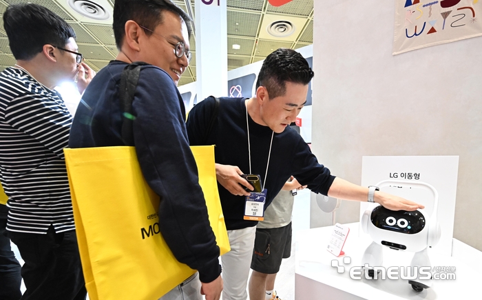 [포토] LG전자의 이동형 AI홈 허브 살펴보는 관람객