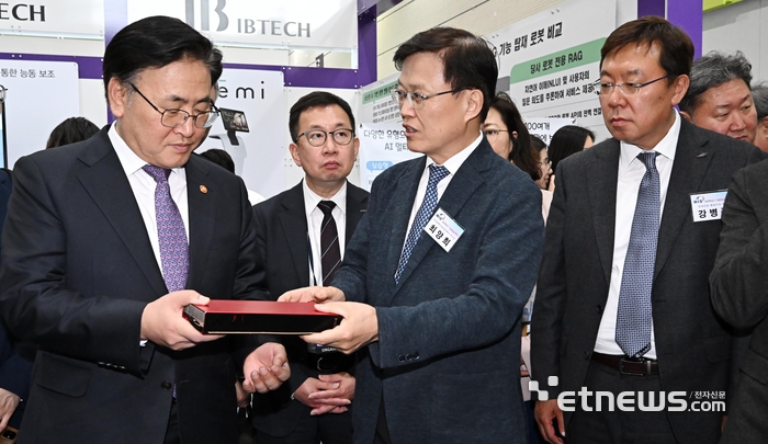 [포토]퓨 리오사AI 신경망처리장치(NPU) 레니게이드 살펴보는 유상임 장관