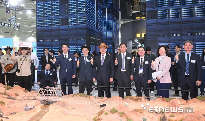 국내 최고 정보통신기술(ICT) 축제 '월드IT쇼(WIS) 2025가 24일 서울 삼성동 코엑스에서 열렸다. 유상임 과학기술정보통신부 장관, 강병준 전자신문 대표 등을 비롯한 귀빈들이 VIP 투어를 하고 있다. 박지호기자 jihopress@etnews.com