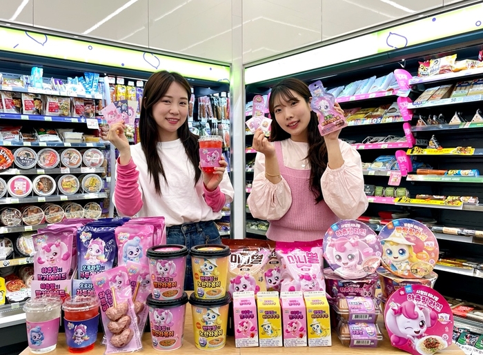 모델이 CU '캐치티니핑' 협업 상품을 홍보하고 있다.