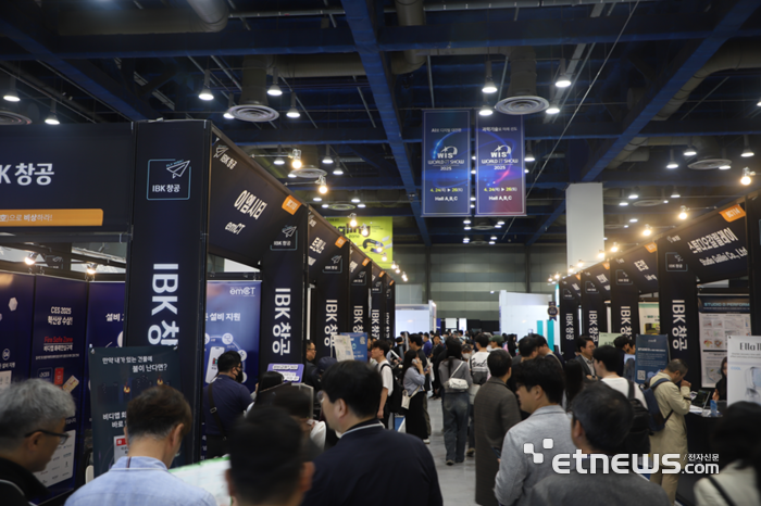 사진은 24일 서울 강남구 코엑스에서 열린 2025 월드IT쇼(WIS)에서 관람객들이 IBK창공관을 둘러보고 있는 모습