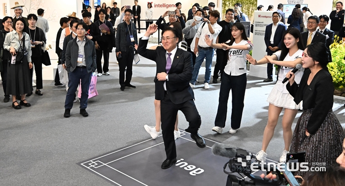 [포토] 케이팝 음원에 맞춰 춤 추는 유상임 장관