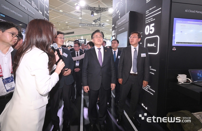 [포토] WIS 2025 SK텔레콤 부스 보는 유상임 장관과 귀빈들