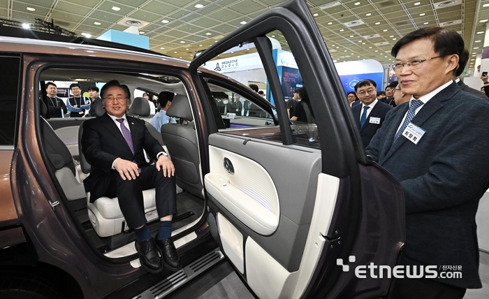 [포토] 스위블 시트 탑승한 유상임 장관