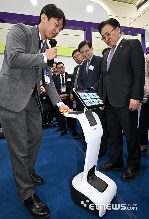 [포토] 유상임 장관, 자율주행 AI멀티로봇과 함께