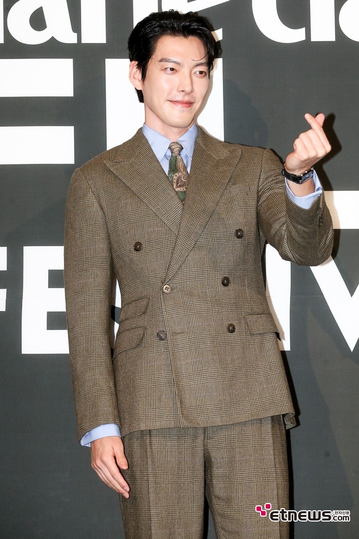 [ET포토] 김우빈, '신사의 하트'