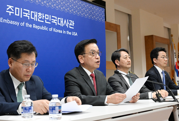 최상목 부총리가 24일(현지시간) 주미대한민국대사관에서 '2+2 관세협의'와 관련한 기자단 브리핑에서 발언하고 있다.[기재부 제공]