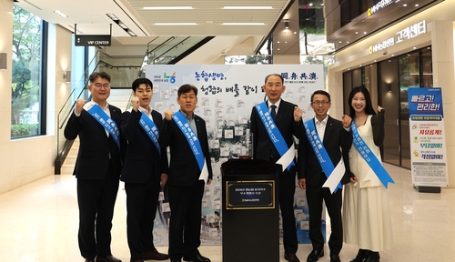 박병희 NH농협생명 대표(왼쪽 네번째) 및 농협생명 임직원들이 윤리경영 실천 캠페인 기념촬영을 하고 있다.(사진=NH농협생명)