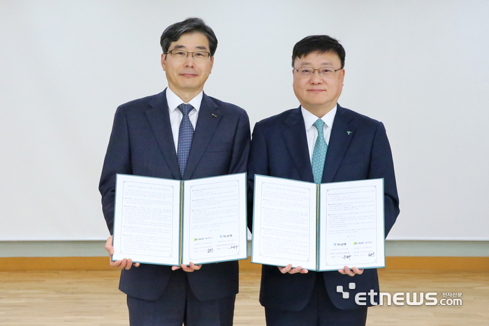 오은식 기술보증기금 호남지역본부장(왼쪽)과 우승구 하나은행 호남영업그룹 부행장이 업무협약을 체결하고 기념 촬영했다.(사진=기술보증기금)