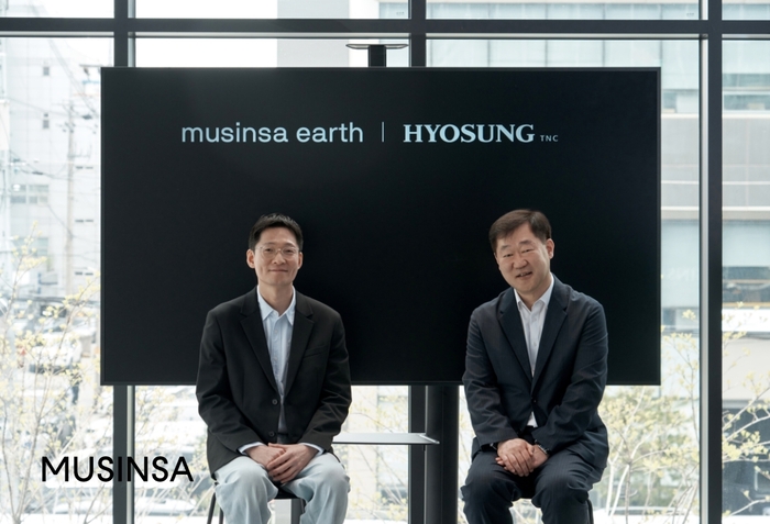 이승진무신사 S&C 본부장(왼쪽)과 임장규 효성티앤씨 상무(CMO)가 무신사 성수 N1에서 열린업무협약식에서 기념사진을 촬영하고 있다.