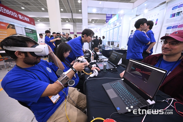 지난해 열린 'WIS 2025'에서 관람객이 확장현실(XR) 게임을 체험하는 모습