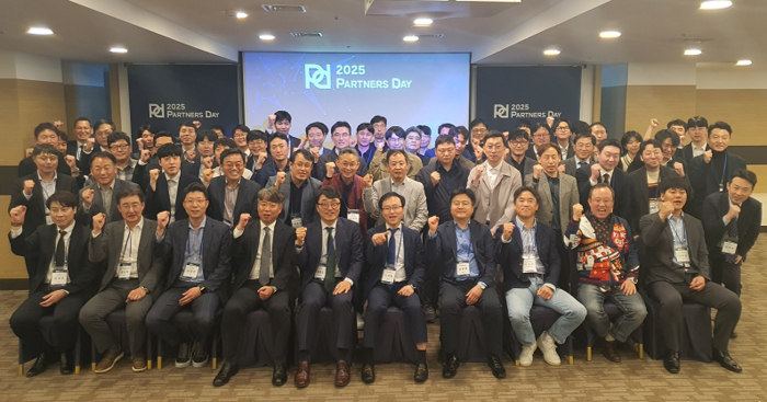 스콥정보통신 2025 파트너스데이에서 총판사인 코닉오토메이션을 포함한 전국 주요 파트너사 대표, 임원 등 100여 명이 기념촬영하고 있다.