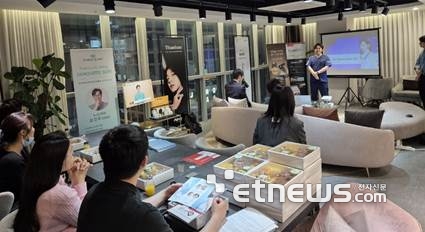 뉴스타의원 강건우 원장이 휴젤 'H.E.L.F. 트레이닝 세미나'에서 '바이리즌 스킨부스터 HA' 활용법에 대해 강연하고 있다.