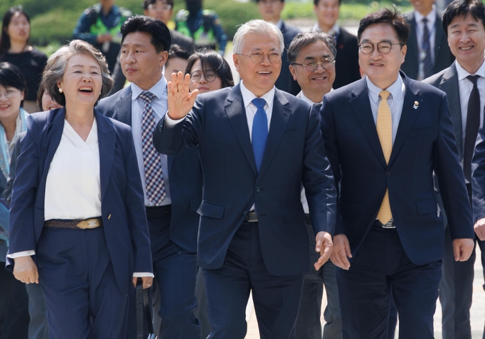 문재인 전 대통령 내외, 우원식 국회의장과 참석자들이 25일 오후 서울 여의도 국회 도서관에서 열린 4.27 판문점선언 7주년 기념식에 참석하고 있다. 연합뉴스