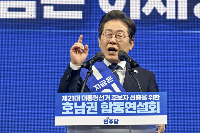 더불어민주당 이재명 대선 경선 후보가 26일 광주 서구 김대중컨벤션센터에서 열린 '제21대 대통령선거 후보자 선출을 위한 호남권 합동연설회'에서 연설하고 있다. 연합뉴스
