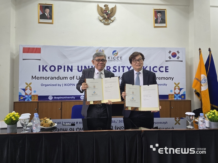 전의찬 기후환경원장(오른쪽)과 아구스 빡빠한 이코핀대학교 총장이 기후변화대응을 위한 협력 MOU를 체결한 뒤 기념사진을 촬영하고 있다.