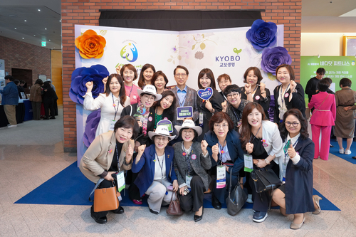 23일 충남 천안시 계성원에서 열린 '2025 교보 MDRT DAY' 행사에서 신창재 교보생명 대표이사 겸 이사회 의장(뒷줄 가운데)과 교보 MDRT 재무설계사(FP)들이 기념촬영을 하고 있다.(사진=교보생명)