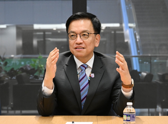 최상목 경제부총리 겸 기획재정부 장관이 지난 25일(현지시간) 미국 워싱턴 DC에서 주요 20개국(G20) 재무장관 회의 동행기자단 간담회에서 인터뷰하고 있다. [기재부 제공]