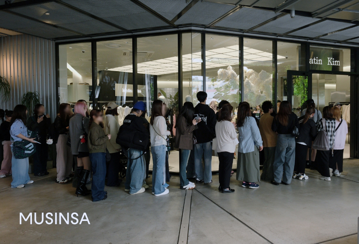 고객들이 24일 오픈한 마뗑킴 시부야점 입장을 기다리고 있다.