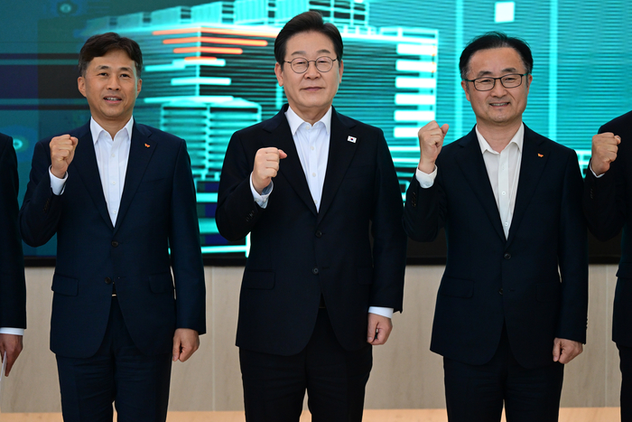 더불어민주당 이재명 대선 후보가 28일 경기도 이천시 SK하이닉스 이천캠퍼스에서 열린 AI 메모리반도체 기업간담회에서 곽노정 SK하이닉스 CEO 등 참석자들과 함께 기념촬영을 하고 있다. 연합뉴스