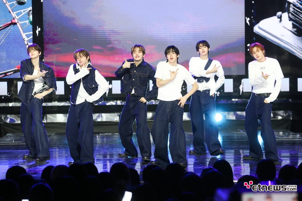 [ET포토] 투어스, '블루와 화이트~조합'