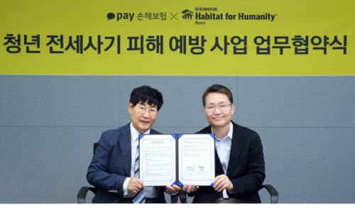 장영근 카카오페이손해보험 대표(오른쪽)와 윤형주 한국해비타트 이사장이 '청년 전세사기 피해 예방 사업' 업무협약 기념촬영을 하고 있다.(사진=카카오페이손해보험)