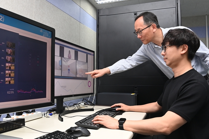 ETRI 연구진이 '사회적상호작용 인식 AI 기술'을 활용해 자폐스펙트럼장애 선별 영상을 분석하고 있다.