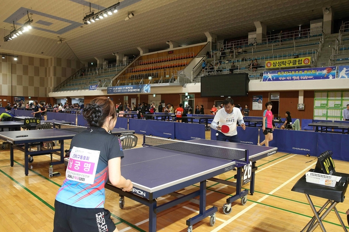 주한규 원자력연 원장이 전년도 우승자와 시범경기를 하고 있다.