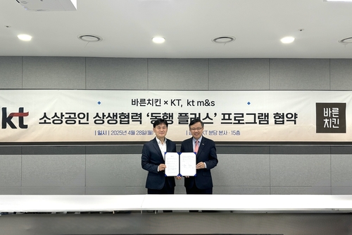 KT M&S 최찬기 대표이사(좌)와 바른치킨 이근갑 대표이사가 기념사진을 촬영하고 있다. 사진=바른치킨.