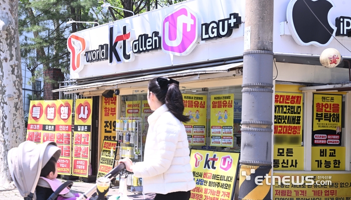 SK텔레콤이 유심 무상 교체 서비스를 시작한 날 약 3만4000명의 이용자가 SK텔레콤에서 다른 통신사로 이동한 것으로 알려졌다. 29일 통신업계에 따르면 전날 SK텔레콤 가입자 3만4132명이 다른 통신사로 넘어갔다. 반면 8729명이 SK텔레콤에 새롭게 가입하면서 SK텔레콤의 가입자 수는 총 2만5403명 줄어들었다. 이탈한 가입자의 약 60%는 KT로 이동하고 나머지는 LG유플러스로 갈아탔다. 29일 서울시내 휴대폰 매장 모습.