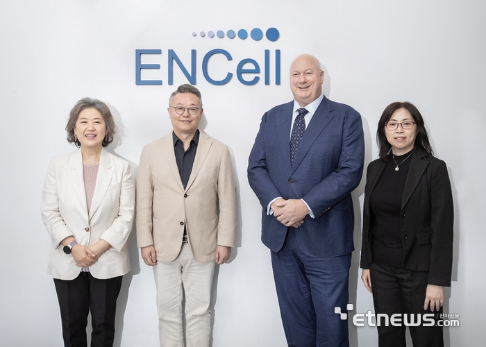석수진 써모 피셔 사이언티픽 코리아 대표(왼쪽 첫번째부터), 장종욱 이엔셀 대표, 스메들리 써모 피셔 사이언티픽마크 부회장, 홍웨이 부사장이 세포·유전자 치료 분야 협업을 논의했다.
