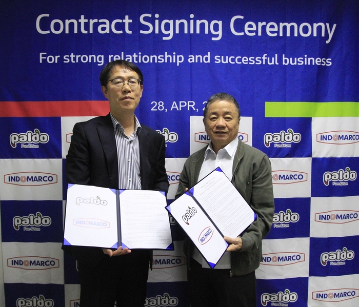권성균 팔도 대표이사(왼쪽)와 조에디안토 소조노페트로 인도마르코 대표가 기념 촬영하고 있다.