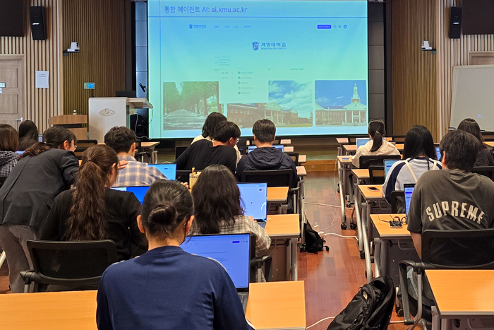 계명대학교 학생들이 KT의 멀티 AI 플랫폼을 활용해 학습하는 모습