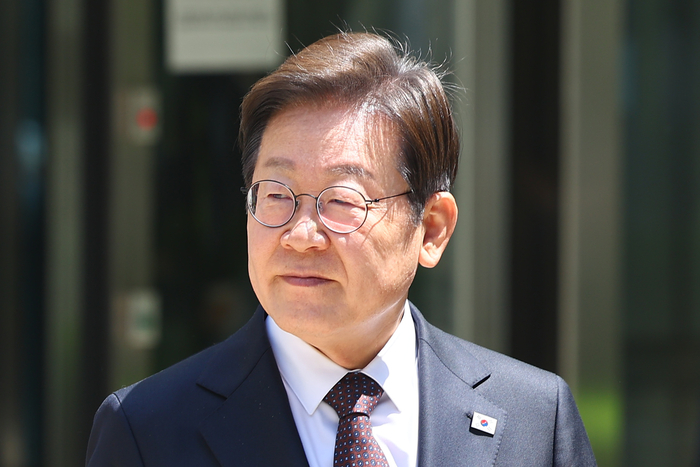 더불어민주당 이재명 대선 후보가 29일 서울 서초구 서울중앙지방법원에서 열린 '대장동 배임ㆍ성남FC 뇌물' 1심 속행 공판이 끝난 뒤 법원을 나서고 있다. 연합뉴스
