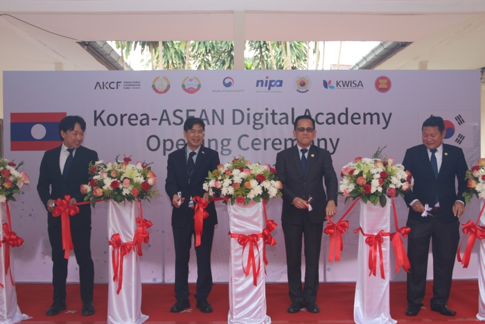 이종현 정보통신산업진흥원 책임(맨왼쪽부터), 이동규 주라오스 대한민국대사관 공사참사관 등 주요 관계자들이 기념촬영했다. 정보통신산업진흥원 제공