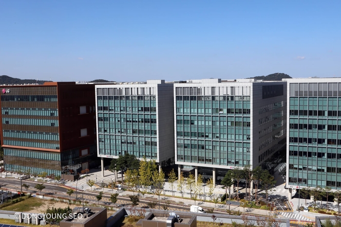 LG이노텍, 3분기 영업이익 2037억원…전년 比 56.2%↑