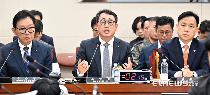 국회 과학기술정보방송통신위원회 방송통신분야 청문회가 30일 서울 여의도 국회에서 열렸다. 유영상 SK텔레콤 대표이사가 질의에 답변하고 있다. 이동근기자 foto@etnews.com